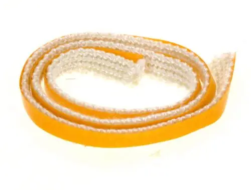 Schwarzer Gummi-Dichtring mit einer geflochtenen Textilunterlage, gekringelt auf weißem Hintergrund, möglicherweise von der Marke Bosch.